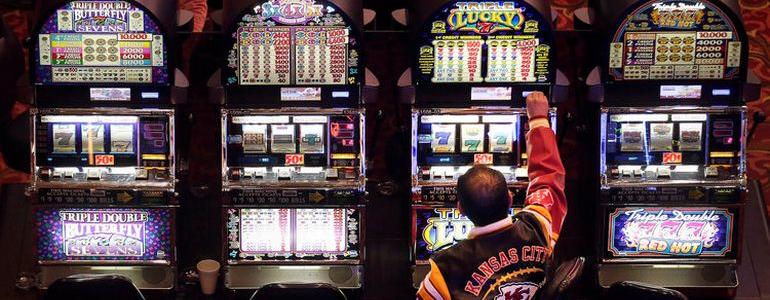 Sejarah Mesin Slot Dari Kasino ke Genggaman Tangan